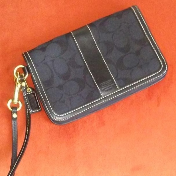 NWOT Coach Signature Large Flap Wristlet + Satin Dust Bag & Shopping Bag - Picture 2 of 7